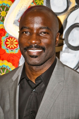 01092014_-_Celebrity_Artist_Domingo_Zapata_Hosts_Event_At_LAB_ART_In_LA_003.jpg